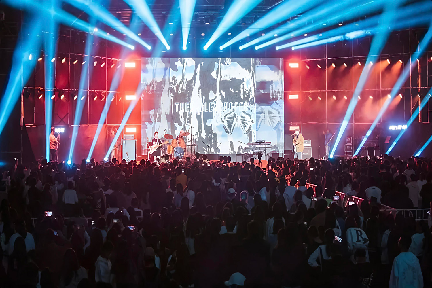 校园音乐节山谷冲浪手表演