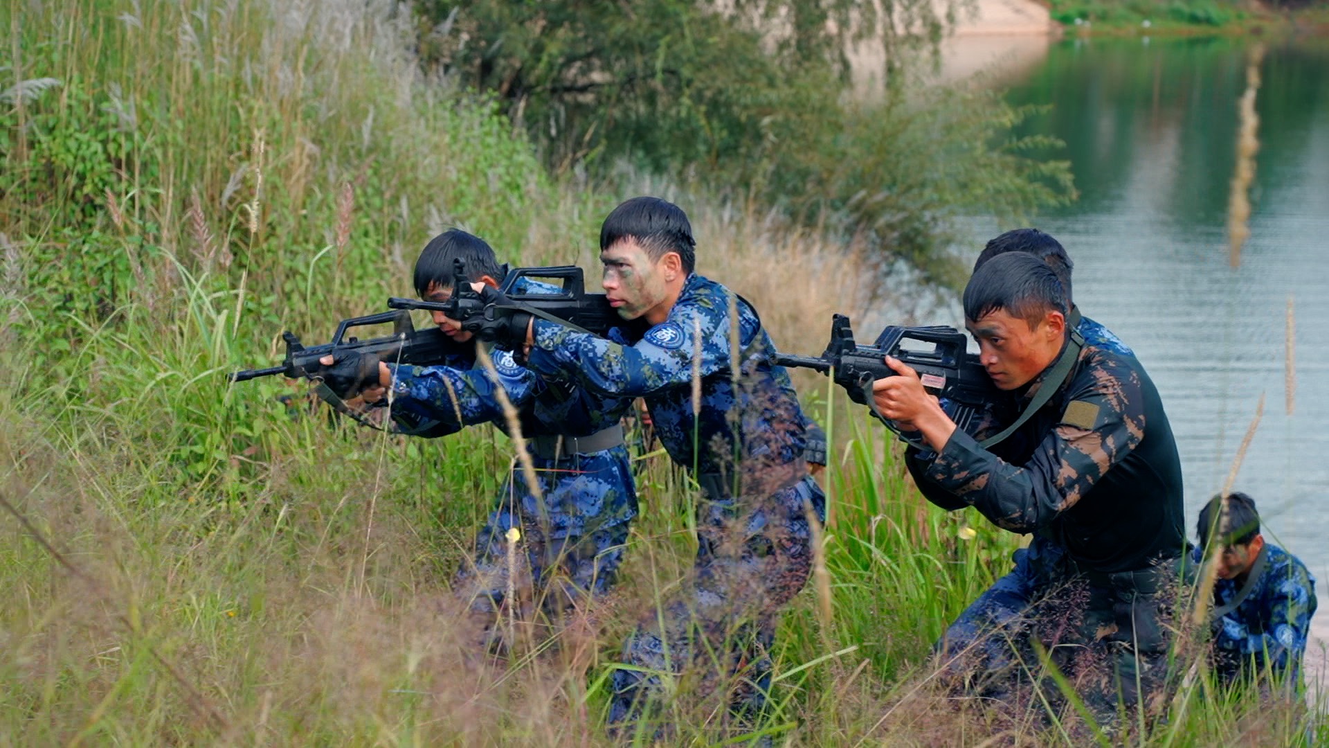 军训持枪战术训练