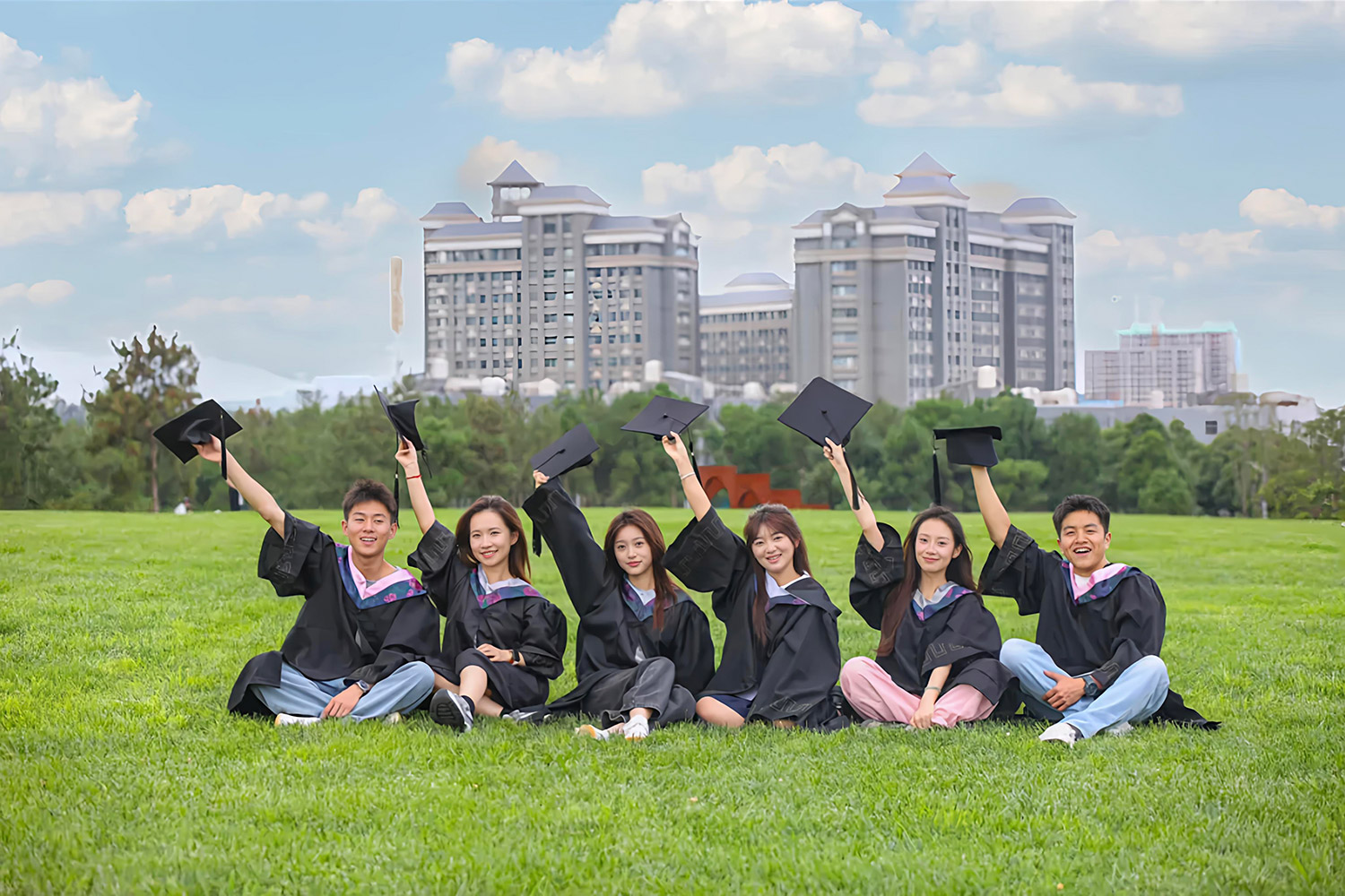 2024届毕业生草坪合影