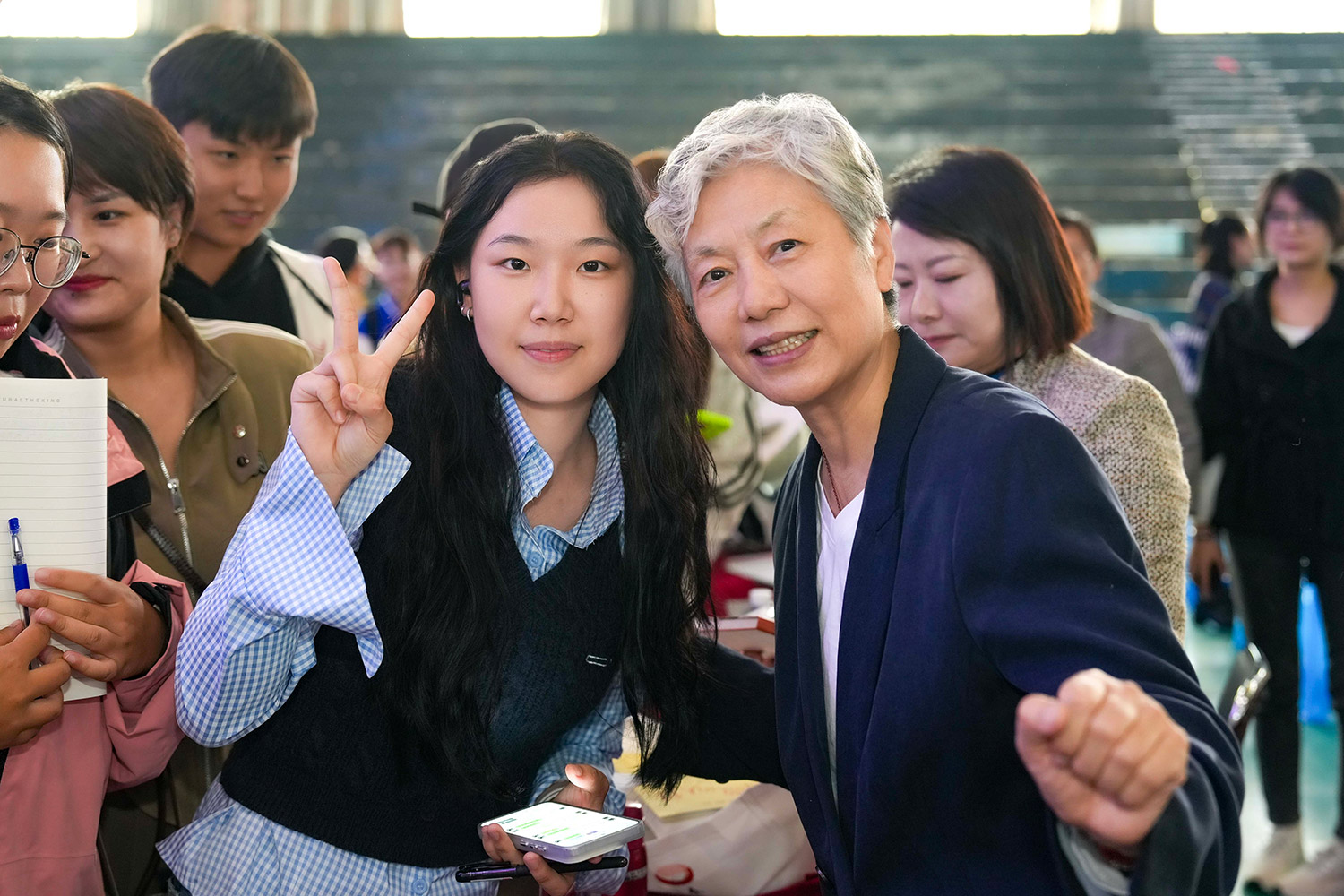 ​beat365正版唯一官方网站学子与中国人民公安大学教授李玫瑾合影