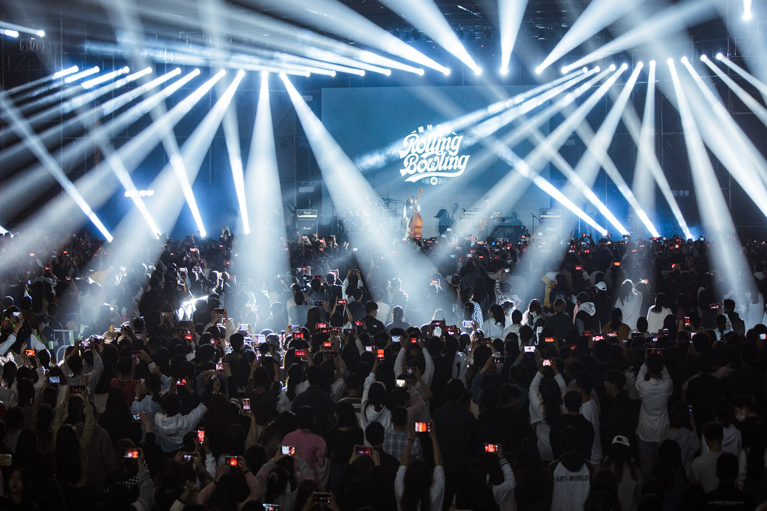 校园音乐节现场场景